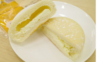 「ファミリーマート ファミマ・ベーカリー 白いレアチーズパン」のクチコミ画像 by アイスりさん