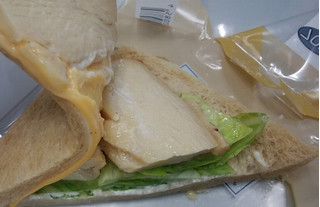 「ローソン クラブハウスサンド ブラン入り食パン使用」のクチコミ画像 by ふじつぼだんきさん