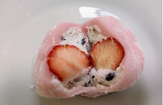 「シャトレーゼ 一粒苺のホイップクリーム大福」のクチコミ画像 by はるなつひさん