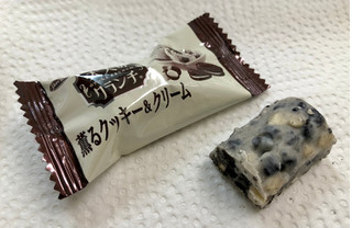 「正栄デリシィ 大人のクランチ 薫るクッキー＆クリーム 香るほろ苦ココアクッキーとマカダミアのコク 袋102g」のクチコミ画像 by SANAさん