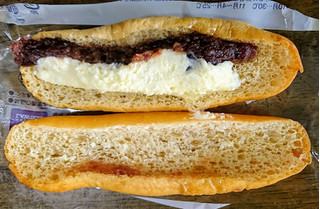 「ローソン NL もち麦のあんフランスパン発酵バター入りマーガリン使用」のクチコミ画像 by もぐりーさん