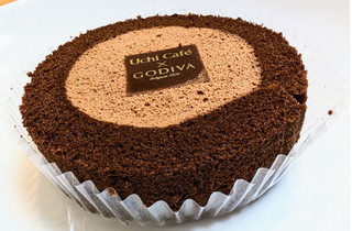 「ローソン Uchi Cafe’ × GODIVA ショコラロールケーキ フィアンティーヌ サクサク食感入り」のクチコミ画像 by はるなつひさん