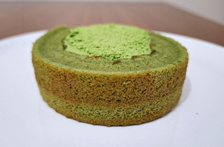 「ローソン Uchi Cafe’ × 森半 濃いお抹茶ロールケーキ お抹茶ソース入り」のクチコミ画像 by フローライトさん