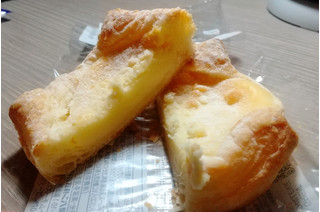 「セブンプレミアム 4種のチーズクリームパイ 袋1個」のクチコミ画像 by uhkkieさん