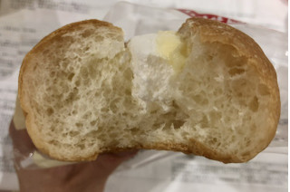 「ヤマザキ 生フランスパン ホイップクリーム＆練乳クリーム 袋1個」のクチコミ画像 by きみまろさん