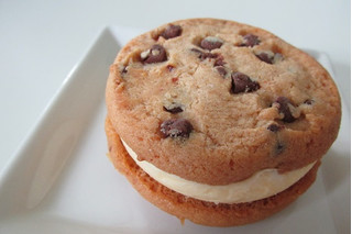 「森永製菓 ステラおばさんのクッキーサンドアイス チョコチップクッキー 箱1個」のクチコミ画像 by キックンさん