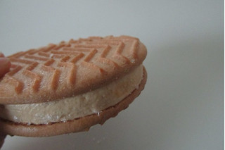 「セブンプレミアム バターが贅沢に香るクッキーサンド 塩キャラメル味 袋60g」のクチコミ画像 by キックンさん