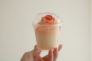 「セブン-イレブン 赤肉メロンホイップのミルクプリン」のクチコミ画像 by Yulikaさん