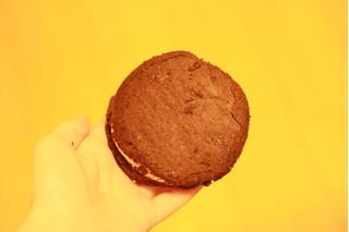 「グリコ ぎっしり満足！チョコミントクッキーサンド」のクチコミ画像 by Yulikaさん