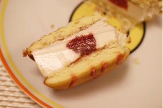 「ロッテ SWEETS SQUARE ふわっとやわらかな苺のアイスケーキ 袋65ml」のクチコミ画像 by Yulikaさん