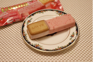 「ロッテ ガーナ チョコ＆クッキーサンド 恋味いちご 袋76ml」のクチコミ画像 by Yulikaさん