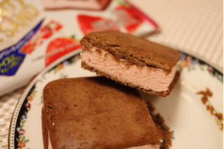 「明治 ストロベリーチョコレートアイスサンド 袋75ml」のクチコミ画像 by Yulikaさん