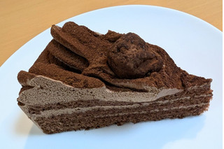 「セブンプレミアム 生チョコクリームのケーキ 冬季限定パッケージ パック1個」のクチコミ画像 by はるなつひさん