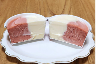 「ハーゲンダッツ ミニカップ CREAMY GELATO いちご練乳みるく 110ml」のクチコミ画像 by みにぃ321321さん