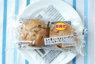 「ローソン マチノパン もち麦とくるみとレーズンのクリームチーズパン 2個入」のクチコミ画像 by うさぎ食堂へようこそさん