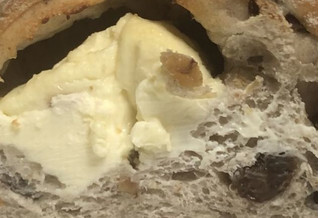 「ファミリーマート くるみとレーズンのチーズクリームフランスパン」のクチコミ画像 by レビュアーさん