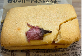 「無印良品 桜のクリームサンドクッキー 袋1個」のクチコミ画像 by わやさかさん