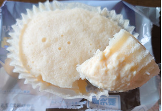 「ヤマザキ バニラヨーグルトクリーム蒸しパンのとろけるぷりん 1個」のクチコミ画像 by もぐりーさん