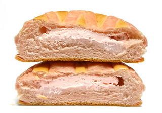 「セブン＆アイ セブンプレミアム いちごクリームパン 袋1個」のクチコミ画像 by つなさん