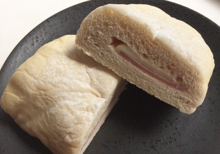 「ミニストップ MINISTOP CAFE ハムとチーズのパン カマンベール風味」のクチコミ画像 by レビュアーさん