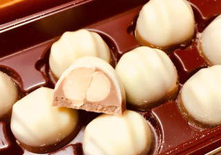 「明治 マカダミアチョコレート ホワイトベール 箱9粒」のクチコミ画像 by Amy-mogさん