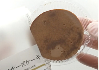 「ローソン Uchi Cafe’ 濃厚生チョコチーズケーキ」のクチコミ画像 by くまプップさん