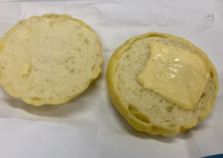 「ヤマザキ 大きなメロンパン エッセルスーパーカップ超バニラ風味 袋1個」のクチコミ画像 by きみまろさん