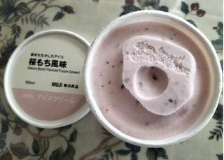 「無印良品 素材を生かしたアイス 桜もち風味 カップ120ml」のクチコミ画像 by コマメのグルメさん