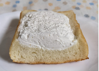 「ローソン 牛乳パン ホイップクリーム」のクチコミ画像 by ゆるりむさん