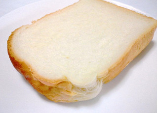 「セブンゴールド フランス産発酵バター香る生クリーム使用の 金の食パン 袋2枚」のクチコミ画像 by つなさん