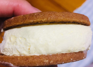 「シャトレーゼ バター香るクッキーサンドアイス バニラ」のクチコミ画像 by gologoloさん