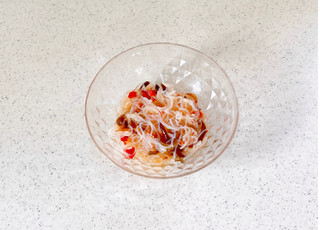 「ローソン 食物繊維5.3g ヤムウンセン タイ風春雨サラダ」のクチコミ画像 by むぎっこさん