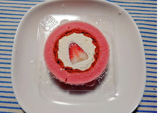 「ローソン Uchi Cafe’ いちごのロールケーキ いちごソース入り」のクチコミ画像 by glaceさん