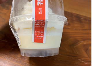「セブン-イレブン 白バラ牛乳使用 ホイップクリームのミルクプリンケーキ」のクチコミ画像 by ピンクのぷーさんさん