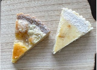 「ドンレミー 桃のクランブルタルト＆ベイクドチーズケーキ」のクチコミ画像 by パン太郎さん