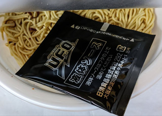 「日清食品 日清焼そばBLACK U.F.O. 黒焼そば 焦がしにんにく香るイカスミソース カップ100g」のクチコミ画像 by もぐちゃかさん