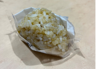 「セブン-イレブン もち玄米おむすび 塩昆布チーズ」のクチコミ画像 by ピンクのぷーさんさん