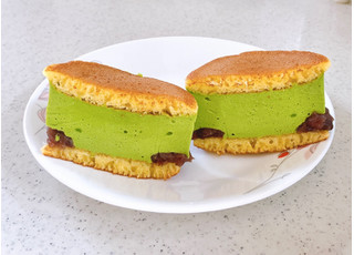 「ファミリーマート 極厚 どら焼きバーガー 宇治抹茶ムース＆つぶあん」のクチコミ画像 by むぎっこさん