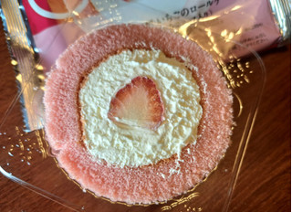 「ローソン Uchi Cafe’ いちごのロールケーキ いちごソース入り」のクチコミ画像 by ピノ吉さん