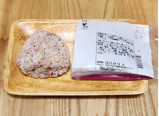 「ローソン たっぷり食物繊維が摂れる 梅しそごはんおにぎり 国産もち麦入り」のクチコミ画像 by みにぃ321321さん