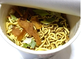 「マルちゃん やみつき旨辛 辛黒 富山ブラックラーメン カップ70g」のクチコミ画像 by つなさん