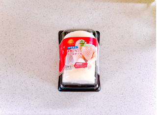 「オランジェ 淡雪いちごのロールケーキ パック5個」のクチコミ画像 by むぎっこさん