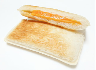 「ヤマザキ ランチパック 3種のチーズ」のクチコミ画像 by つなさん