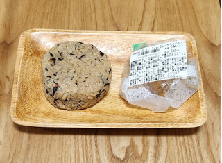 「ニューデイズ 一粒梅とひじきご飯おにぎり 茨城県産れんこん使用」のクチコミ画像 by みにぃ321321さん