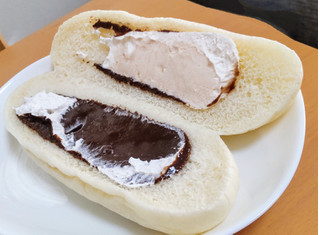 「ヤマザキ 白いコッペパン ジャンドゥーヤチョコクリーム＆ホイップ 袋1個」のクチコミ画像 by はるなつひさん