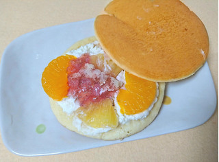 「セブン-イレブン パンケーキどら 3種のフルーツ＆クリーム」のクチコミ画像 by さくら水さん
