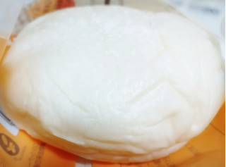 「ファミリーマート ファミマ・ベーカリー 白いレアチーズパン」のクチコミ画像 by もぐのこさん