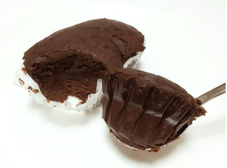 「ヤマザキ ベルギーチョコ蒸しケーキ＆生チョコ仕立てのチョコケーキ 袋1個」のクチコミ画像 by つなさん