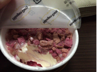 「ハーゲンダッツ ミニカップ デコレーションズ チーズベリークッキー カップ85ml」のクチコミ画像 by kina子いもさん
