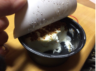 「ロッテ 濃厚クリームチーズアイス くるみ＆メープル カップ120ml」のクチコミ画像 by kina子いもさん